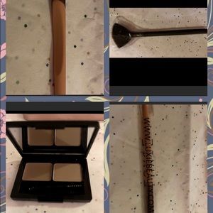 Brown stylists, highlighter brush, eyeshadow brush